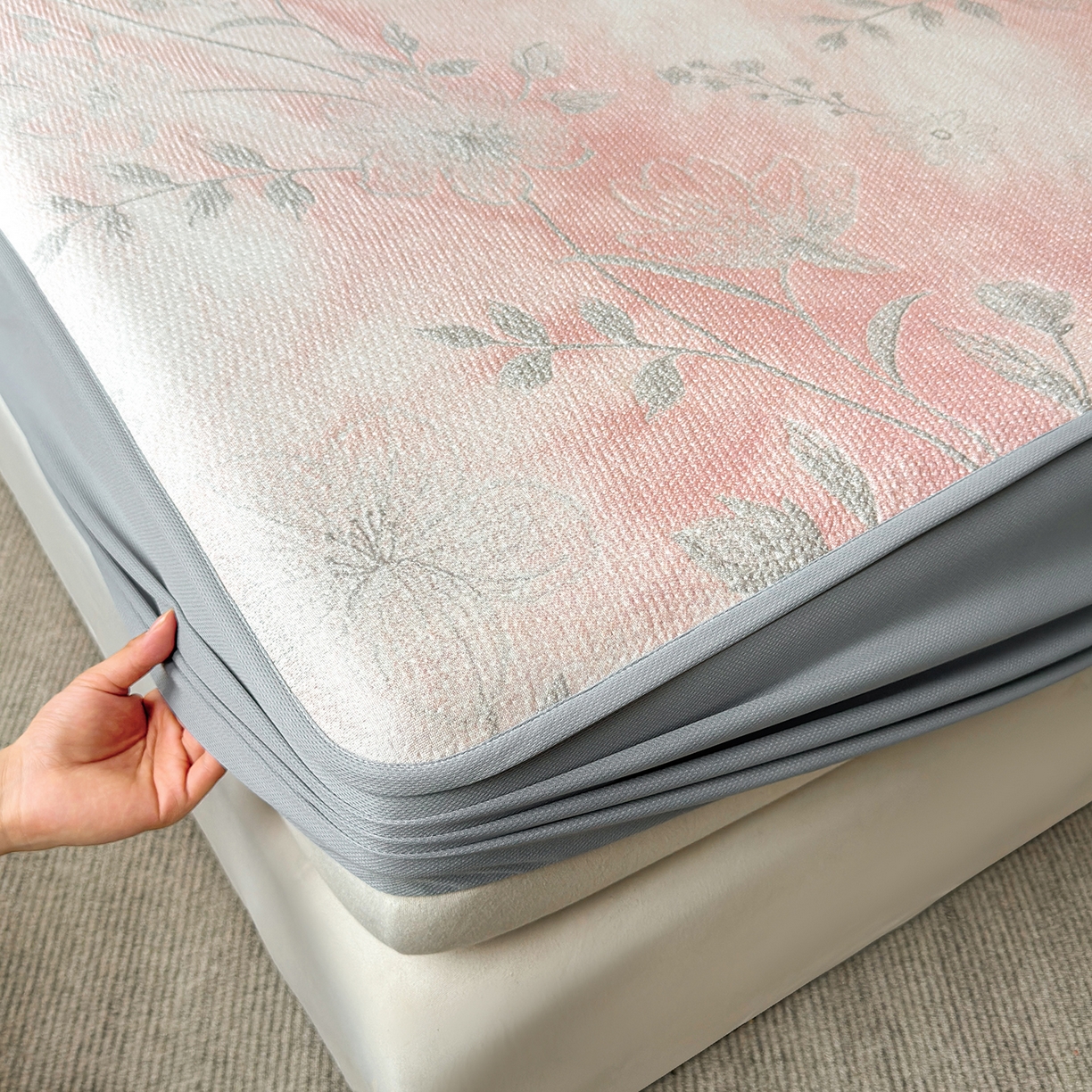 91家纺网 家纺一手货源 找家纺 柔品 2026春夏新款PE中分子床笠款凉席席子 巴黎印象 粉