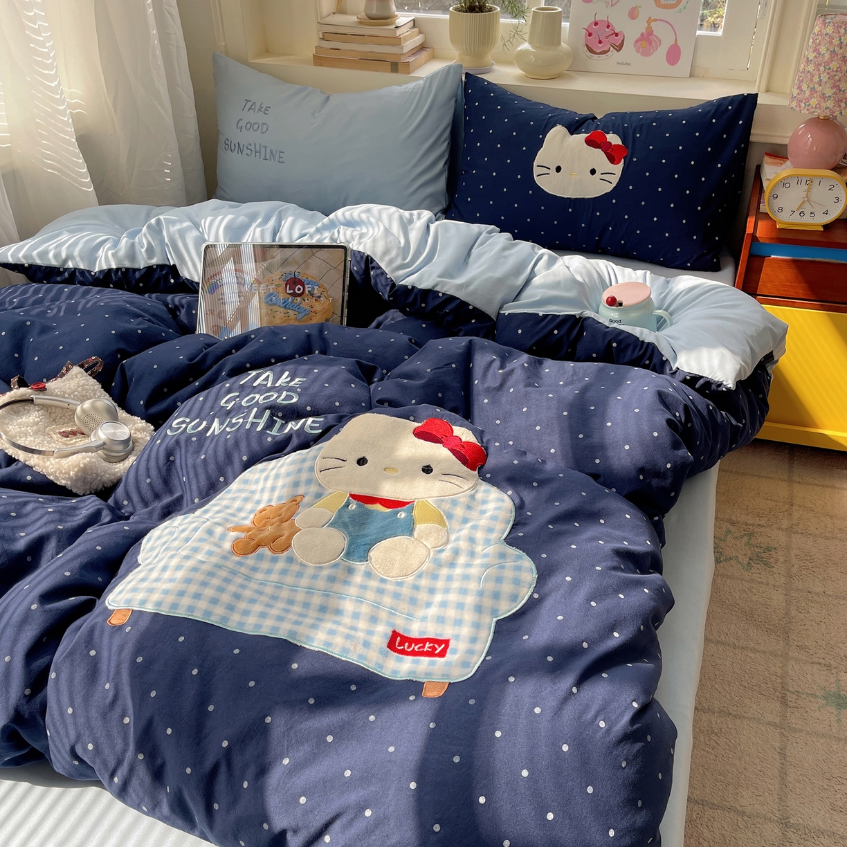 91家纺网 家纺一手货源 找家纺 贝扬思家纺 2026春夏新款云朵贴布绣绣花四件套 沙发蓝猫