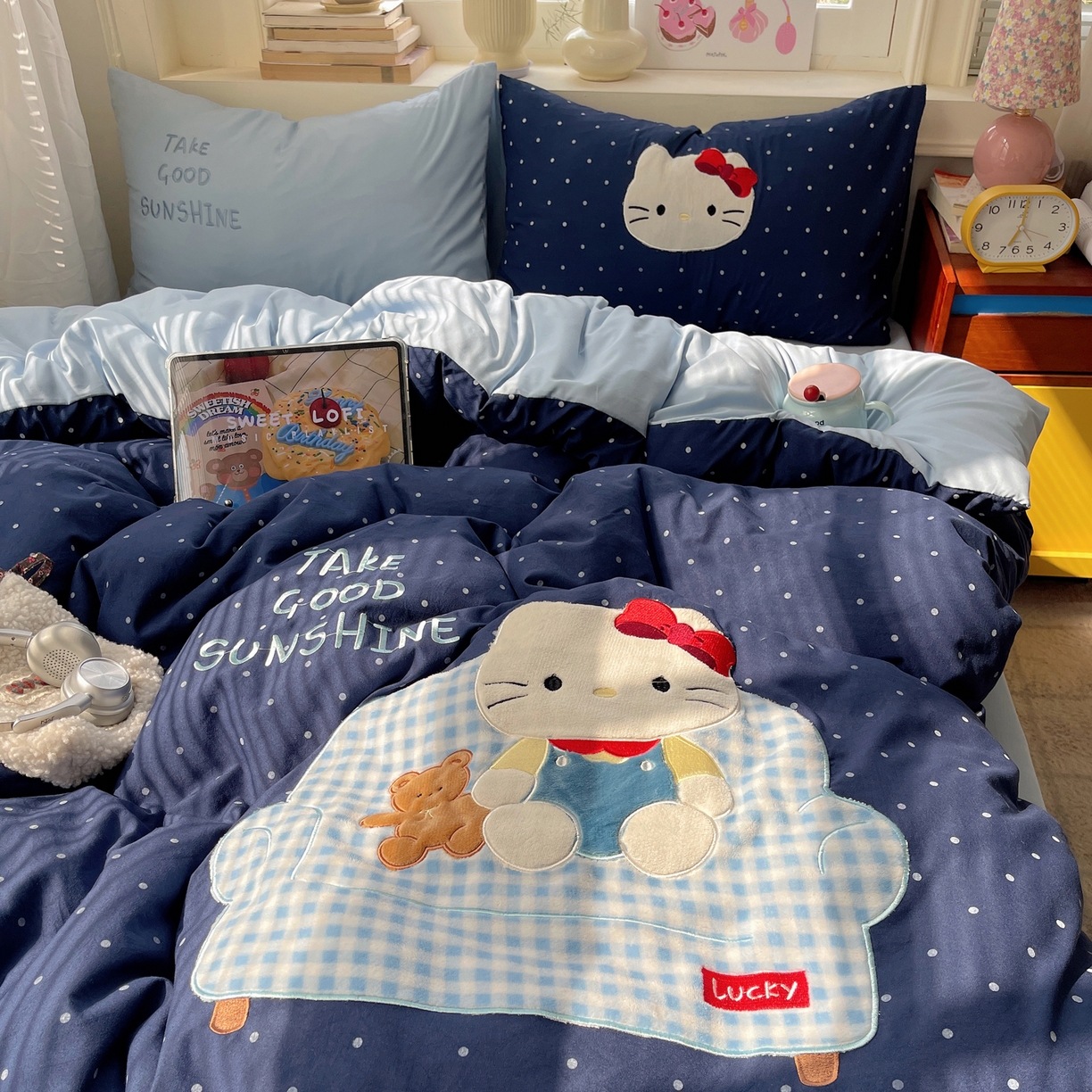 91家纺网 家纺一手货源 找家纺 贝扬思家纺 2026春夏新款云朵贴布绣绣花四件套 沙发蓝猫