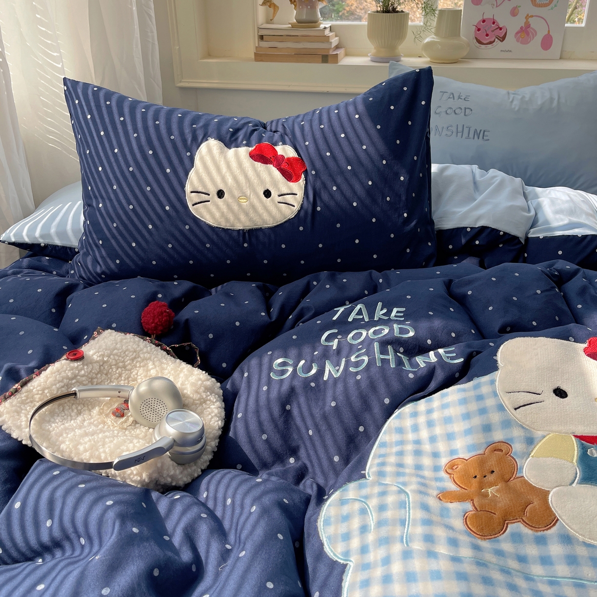 91家纺网 家纺一手货源 找家纺 贝扬思家纺 2026春夏新款云朵贴布绣绣花四件套 沙发蓝猫