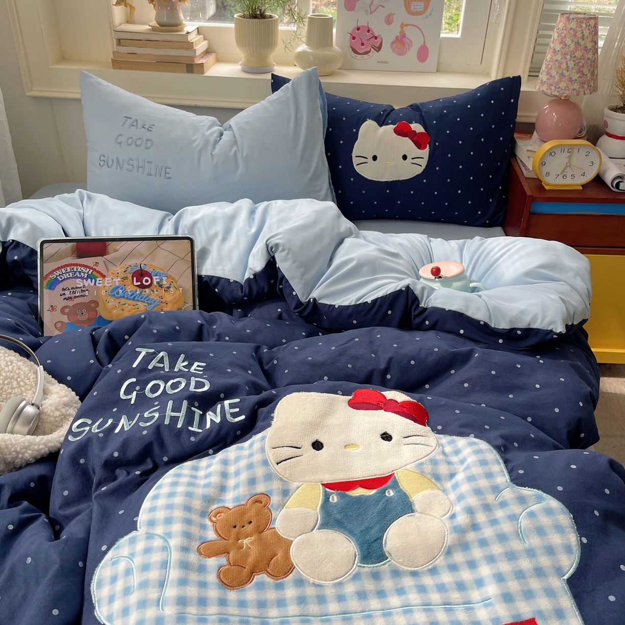 91家纺网 家纺一手货源 找家纺 贝扬思家纺 2026春夏新款云朵贴布绣绣花四件套 沙发蓝猫