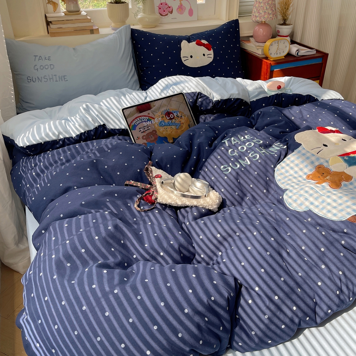 91家纺网 家纺一手货源 找家纺 贝扬思家纺 2026春夏新款云朵贴布绣绣花四件套 沙发蓝猫