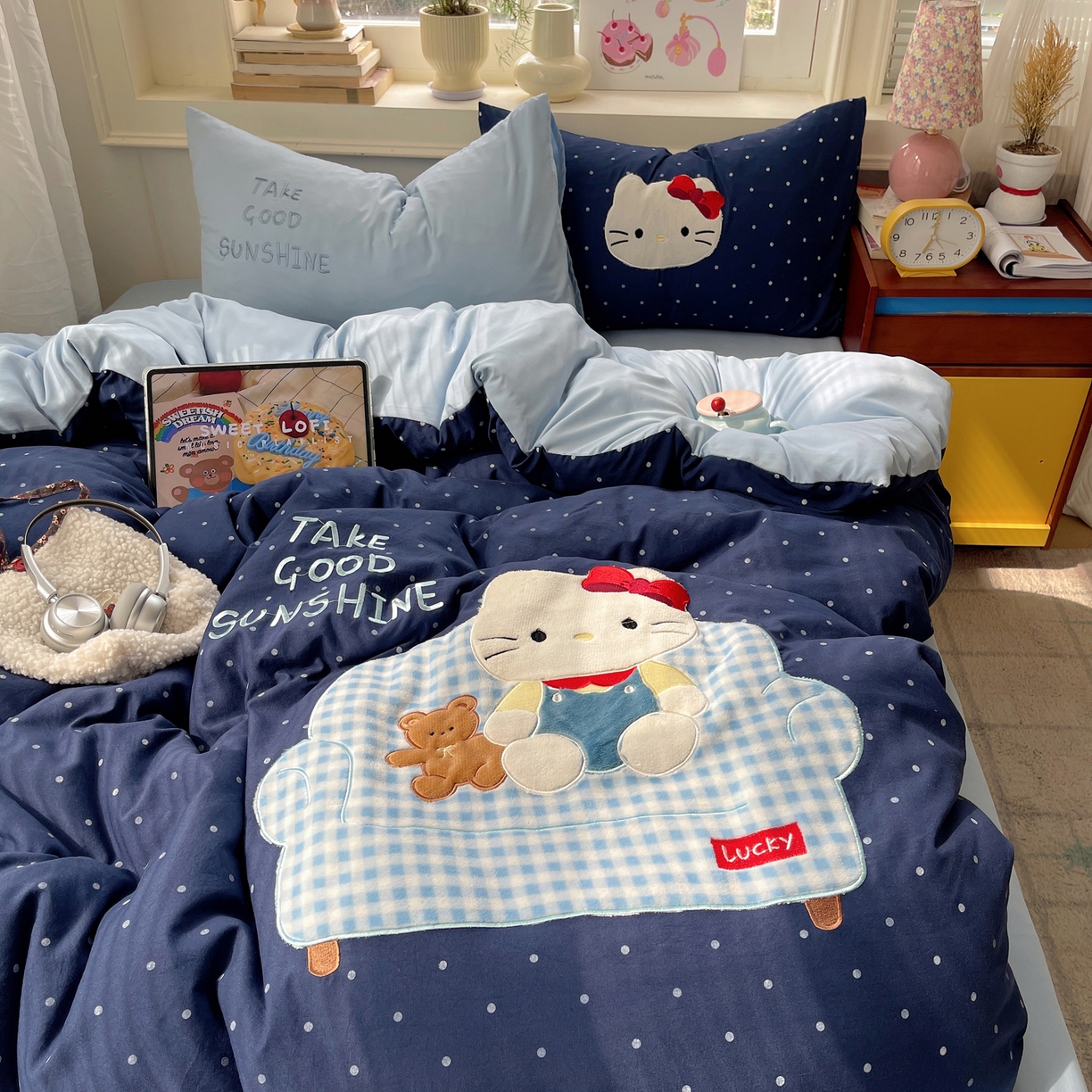 91家纺网 家纺一手货源 找家纺 贝扬思家纺 2026春夏新款云朵贴布绣绣花四件套 沙发蓝猫