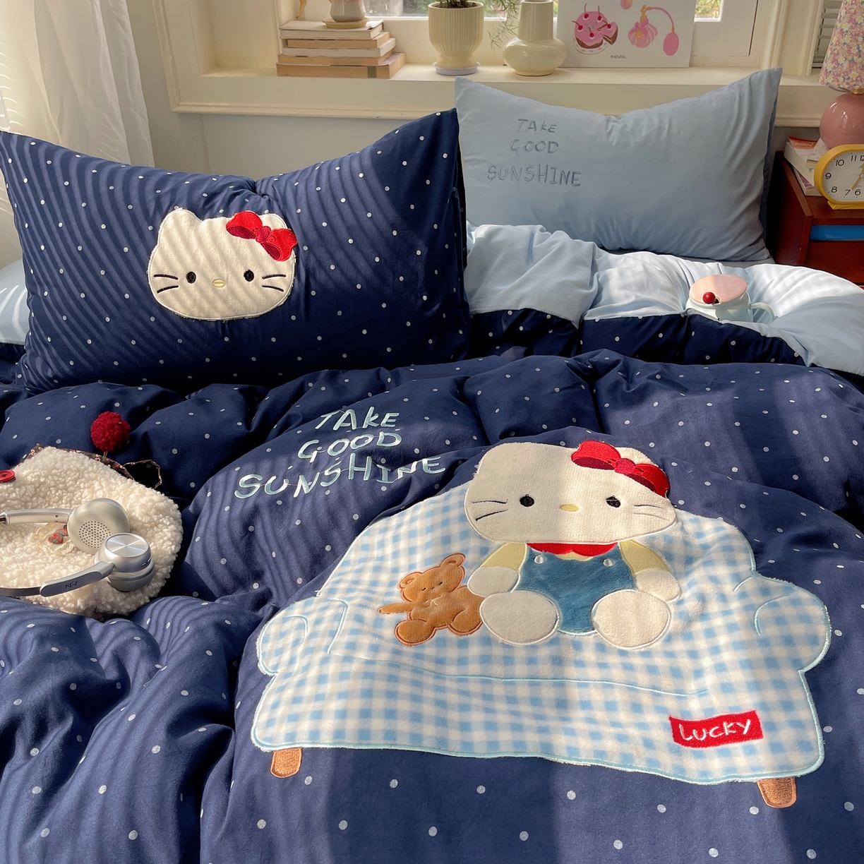 91家纺网 家纺一手货源 找家纺 贝扬思家纺 2026春夏新款云朵贴布绣绣花四件套 沙发蓝猫