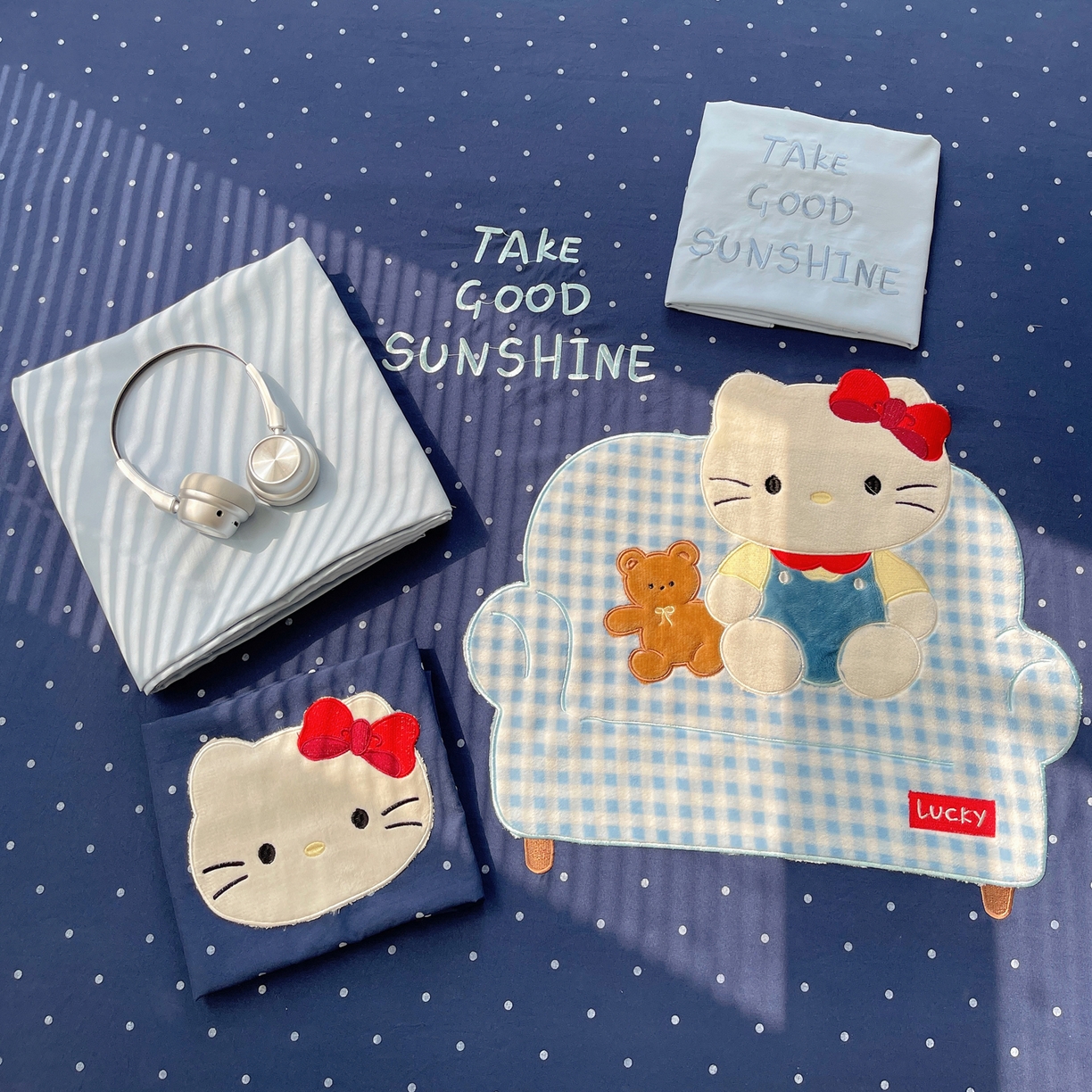 91家纺网 家纺一手货源 找家纺 贝扬思家纺 2026春夏新款云朵贴布绣绣花四件套 沙发蓝猫