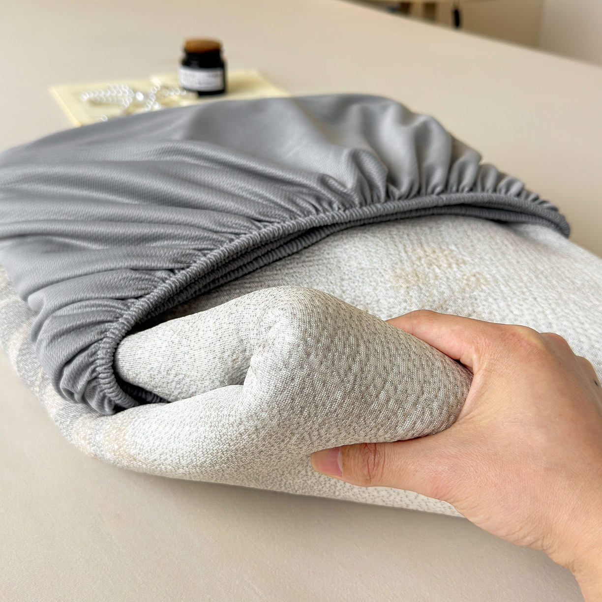 91家纺网 家纺一手货源 找家纺 柔品 2026春夏新款PE中分子床笠款凉席席子 巴黎印象 灰