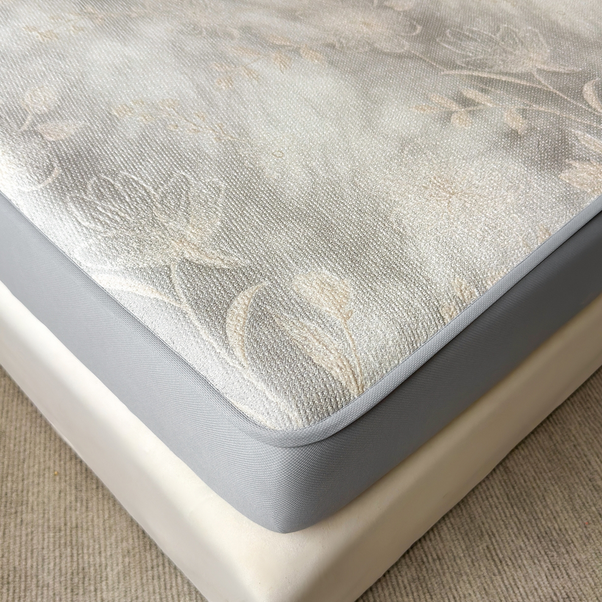 91家纺网 家纺一手货源 找家纺 柔品 2026春夏新款PE中分子床笠款凉席席子 巴黎印象 灰