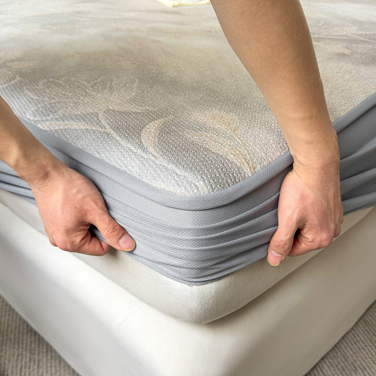 91家纺网 家纺一手货源 找家纺 柔品 2026春夏新款PE中分子床笠款凉席席子 巴黎印象 灰