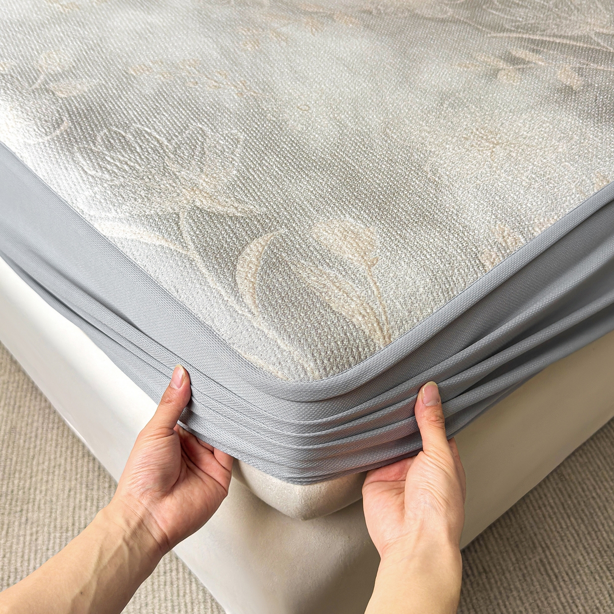 91家纺网 家纺一手货源 找家纺 柔品 2026春夏新款PE中分子床笠款凉席席子 巴黎印象 灰