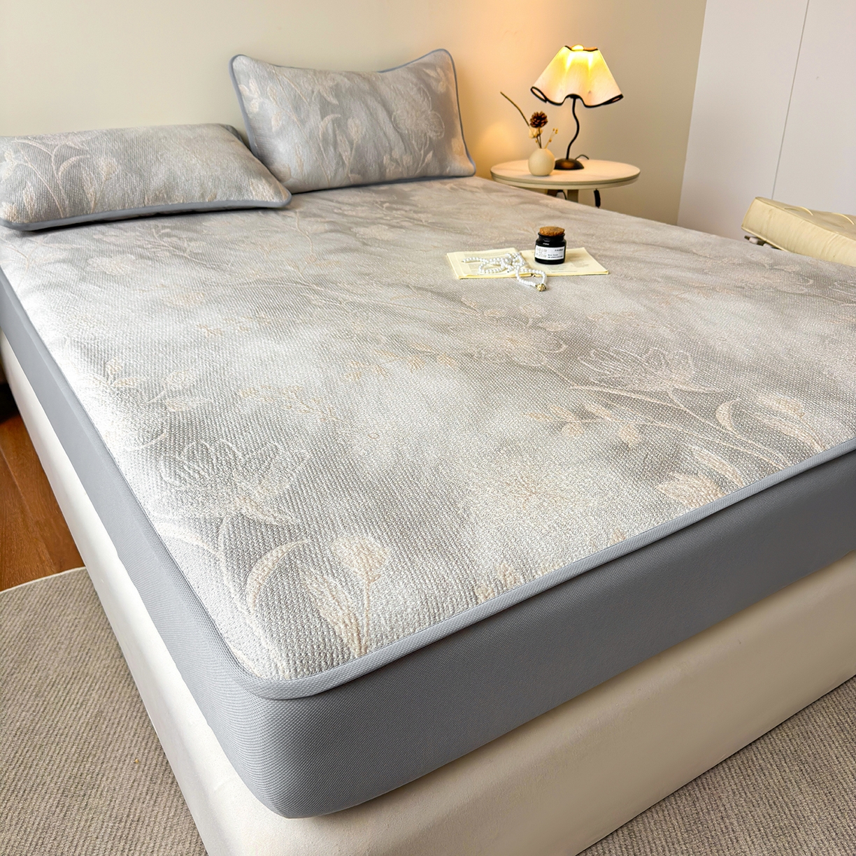 91家纺网 家纺一手货源 找家纺 柔品 2026春夏新款PE中分子床笠款凉席席子 巴黎印象 灰