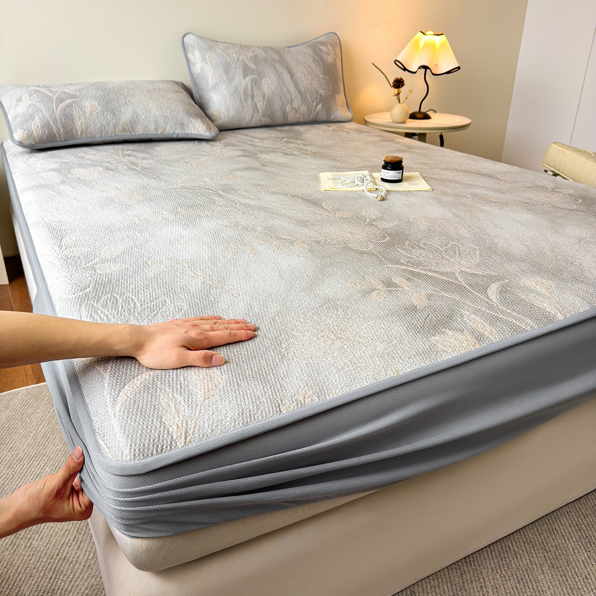 91家纺网 家纺一手货源 找家纺 柔品 2026春夏新款PE中分子床笠款凉席席子 巴黎印象 灰