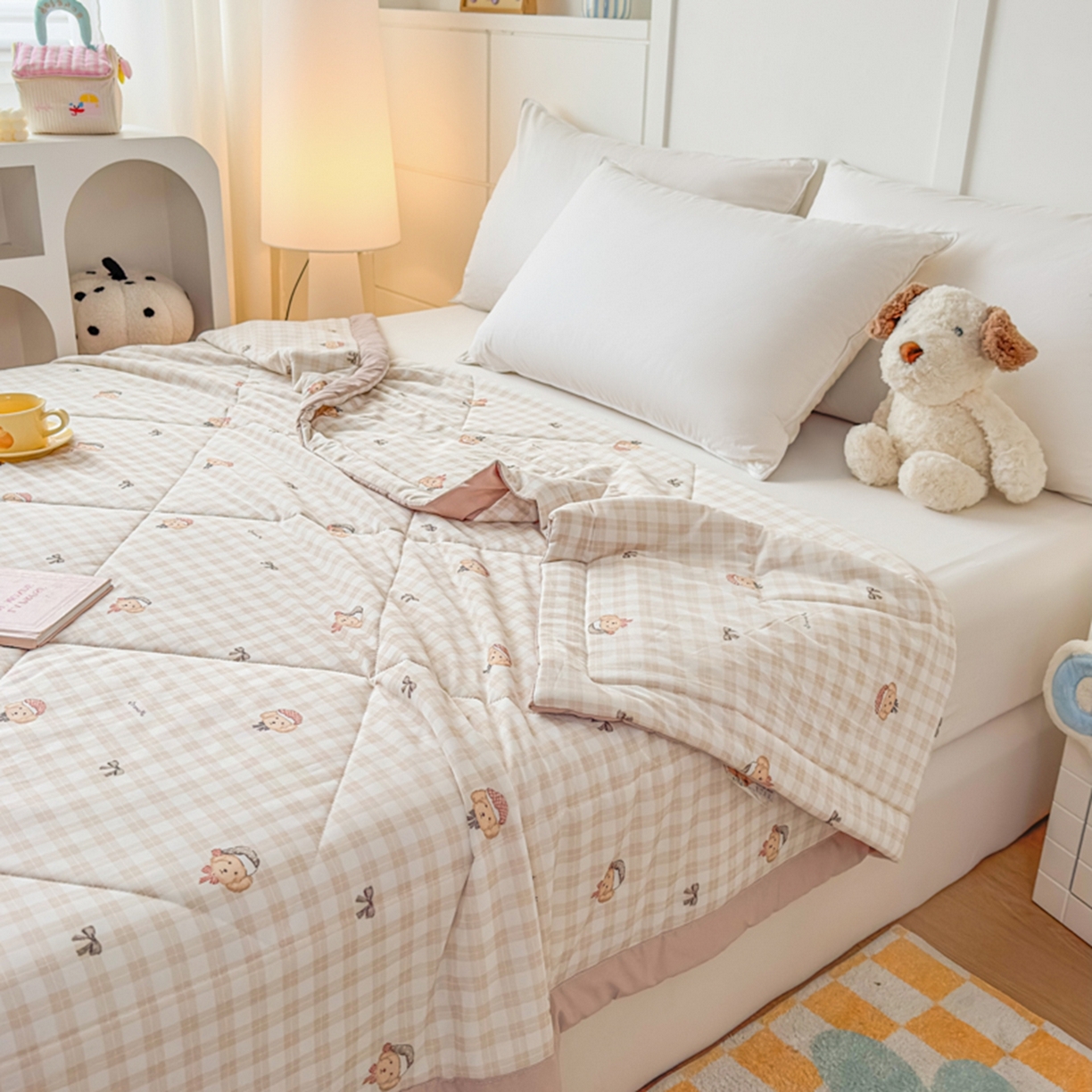 91家纺网 家纺一手货源 找家纺 帕拉美拉 2026新款A类印花冰凉丝凉感丝手包大宽边夏被 格纹乖乖狗