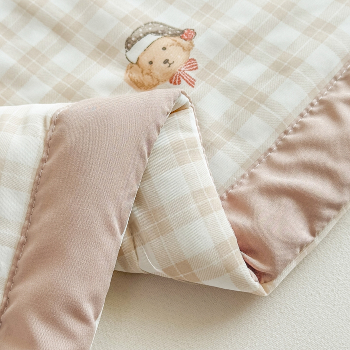 91家纺网 家纺一手货源 找家纺 帕拉美拉 2026新款A类印花冰凉丝凉感丝手包大宽边夏被 格纹乖乖狗