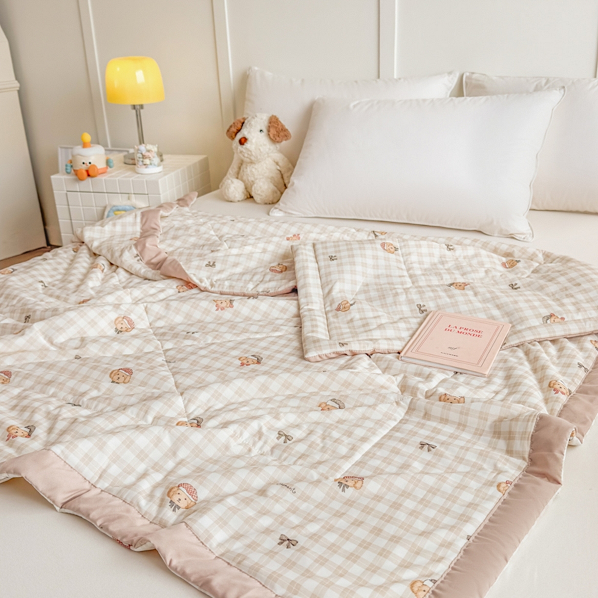 91家纺网 家纺一手货源 找家纺 帕拉美拉 2026新款A类印花冰凉丝凉感丝手包大宽边夏被 格纹乖乖狗