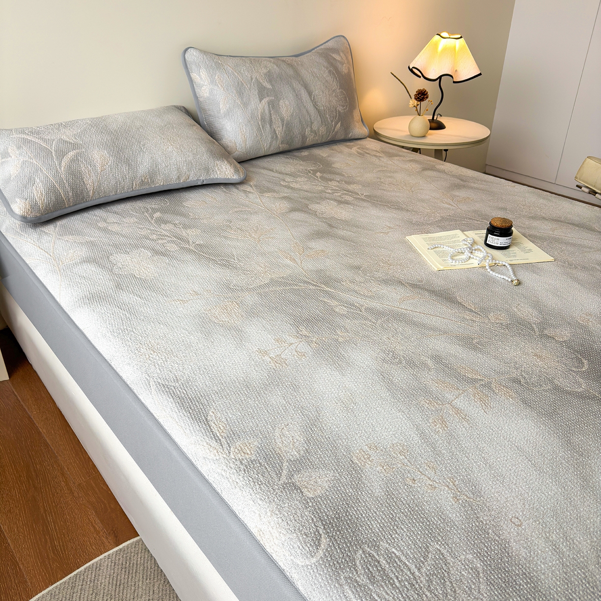 91家纺网 家纺一手货源 找家纺 柔品 2026春夏新款PE中分子床笠款凉席席子 巴黎印象 灰