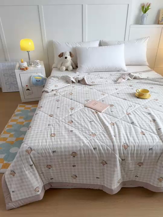 91家纺网 家纺一手货源 找家纺 帕拉美拉 2026新款A类印花冰凉丝凉感丝手包大宽边夏被 格纹乖乖狗