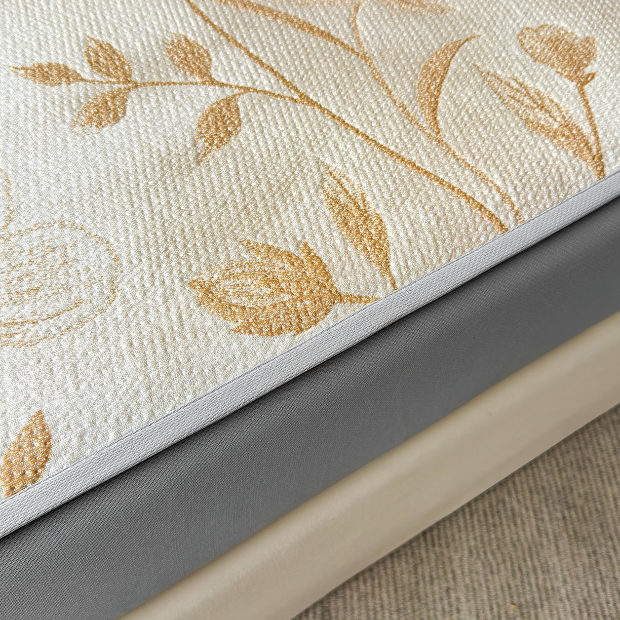 91家纺网 家纺一手货源 找家纺 柔品 2026春夏新款PE中分子床笠款凉席席子 巴黎印象 卡其