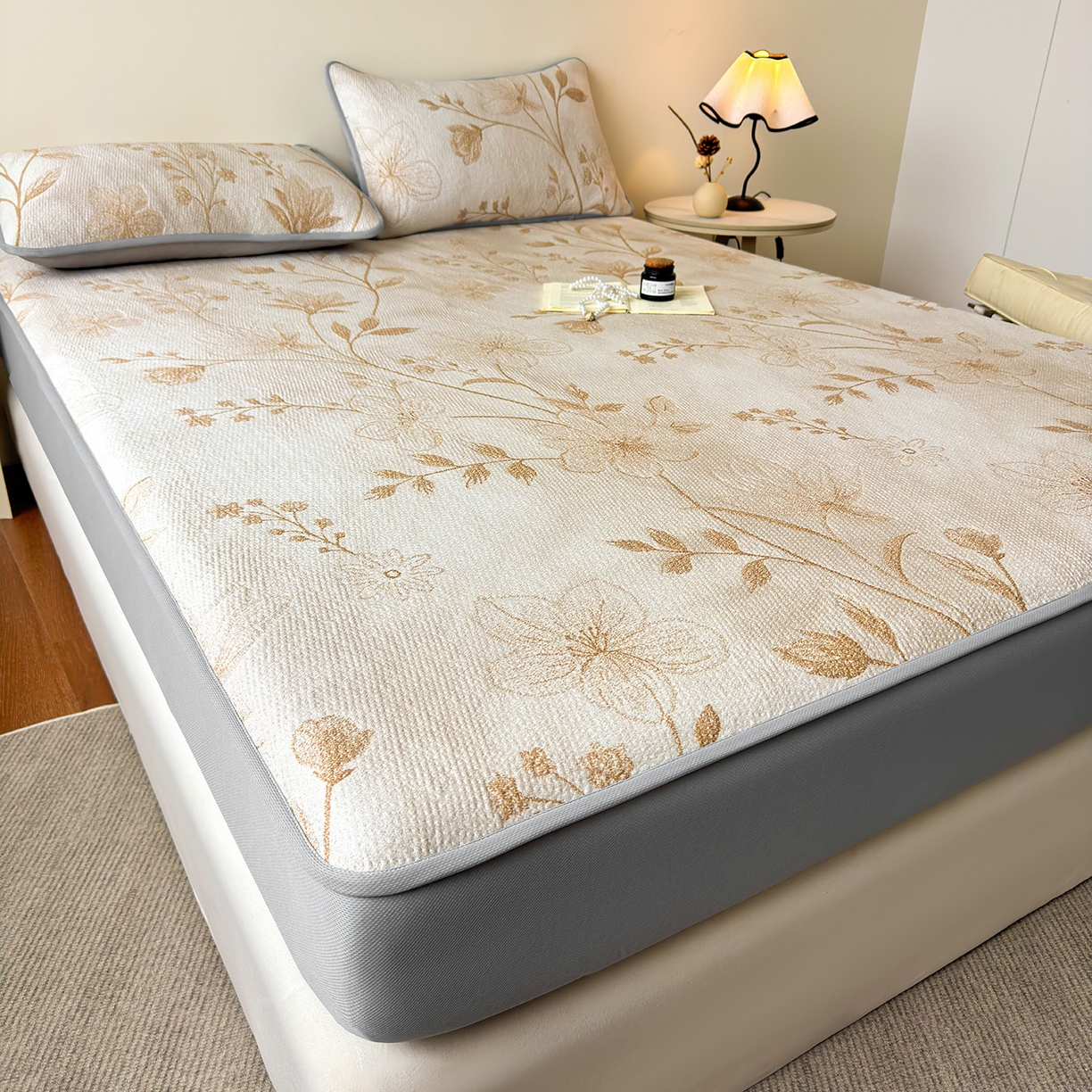 91家纺网 家纺一手货源 找家纺 柔品 2026春夏新款PE中分子床笠款凉席席子 巴黎印象 卡其