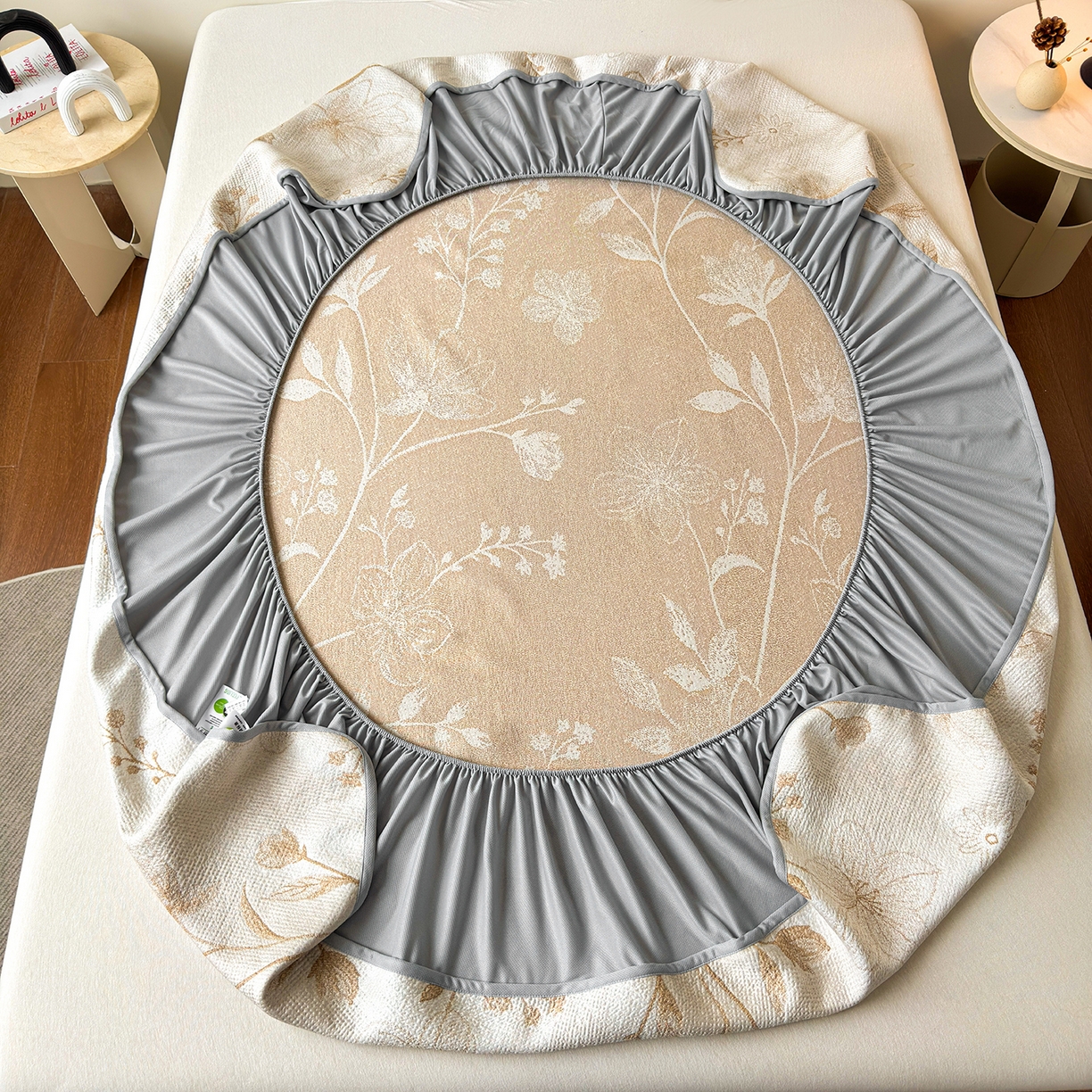 91家纺网 家纺一手货源 找家纺 柔品 2026春夏新款PE中分子床笠款凉席席子 巴黎印象 卡其