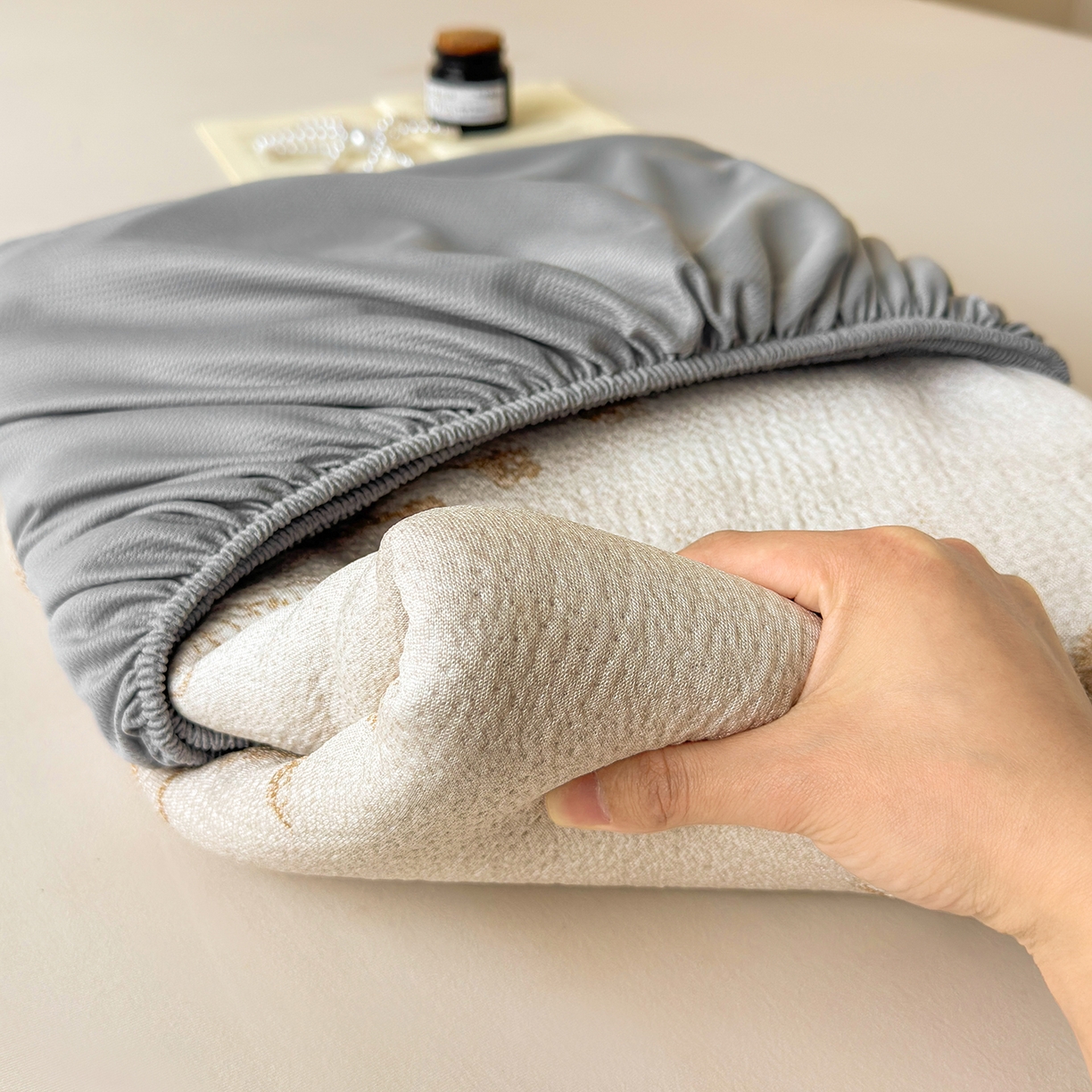 91家纺网 家纺一手货源 找家纺 柔品 2026春夏新款PE中分子床笠款凉席席子 巴黎印象 卡其