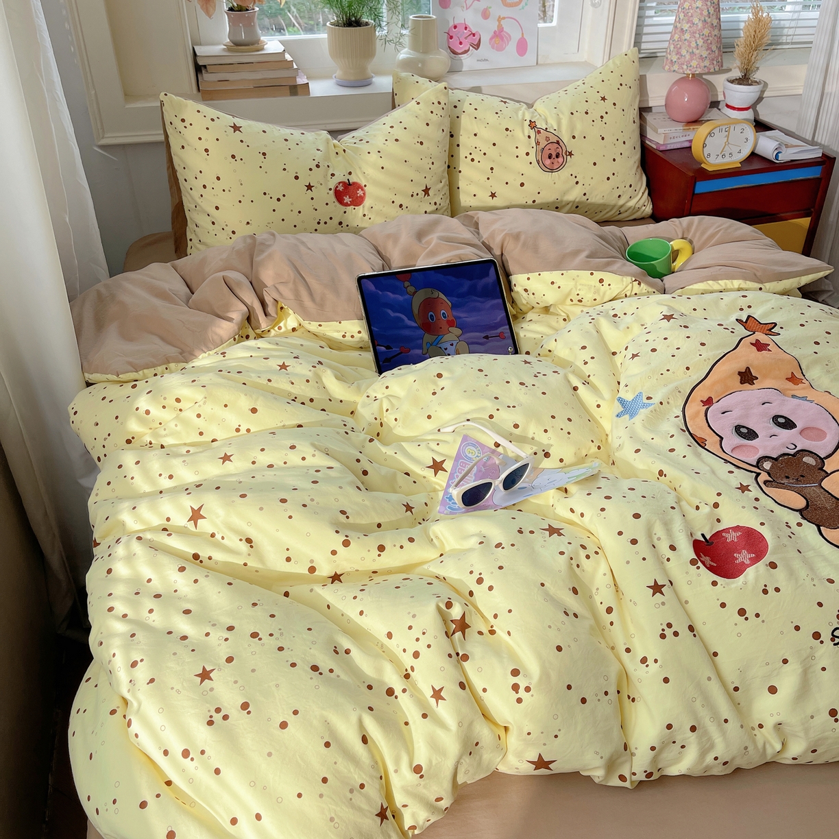 91家纺网 家纺一手货源 找家纺 贝扬思家纺 2026春夏新款云朵贴布绣绣花四件套 微笑星星