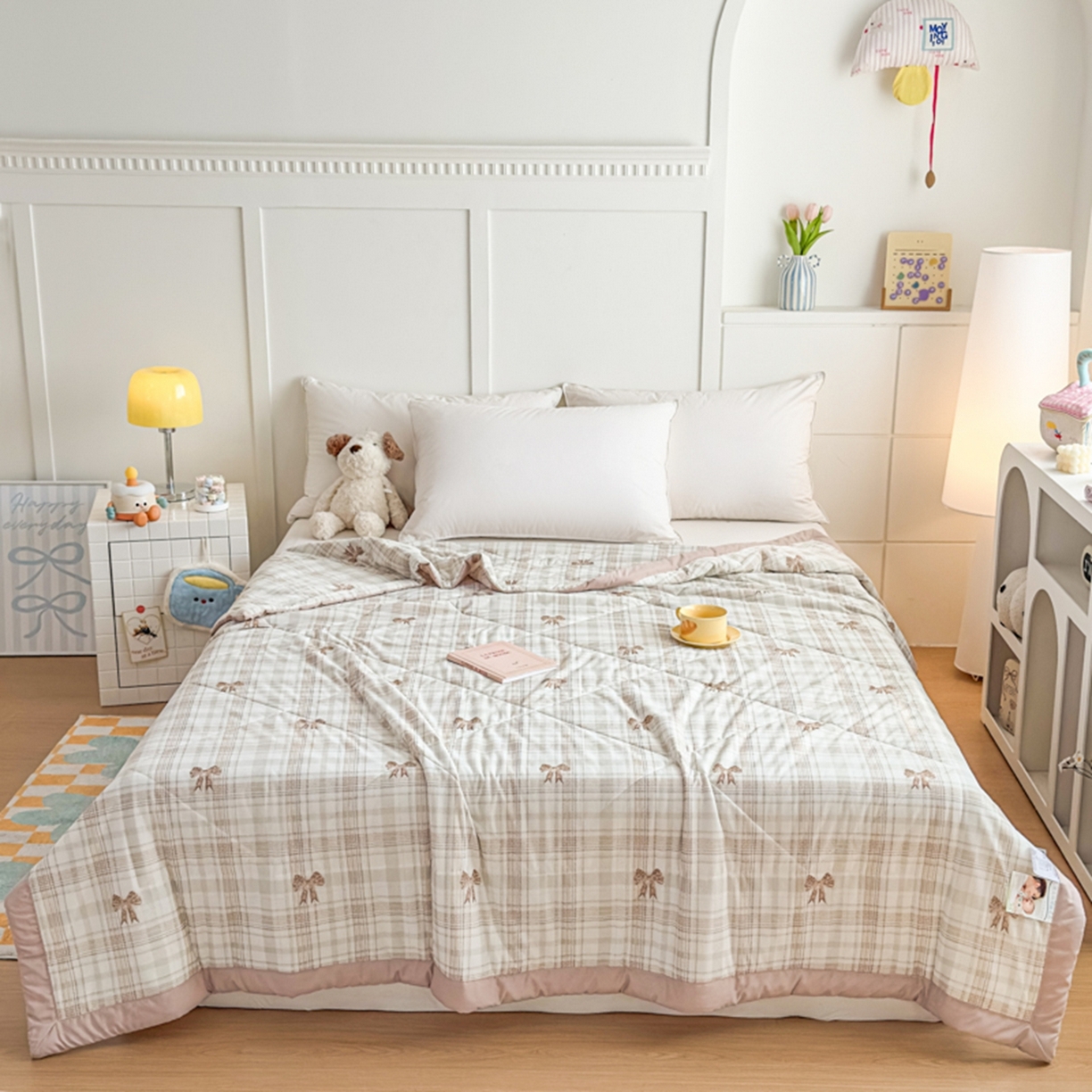 91家纺网 家纺一手货源 找家纺 帕拉美拉 2026新款A类印花冰凉丝凉感丝手包大宽边夏被 格纹蝴蝶结