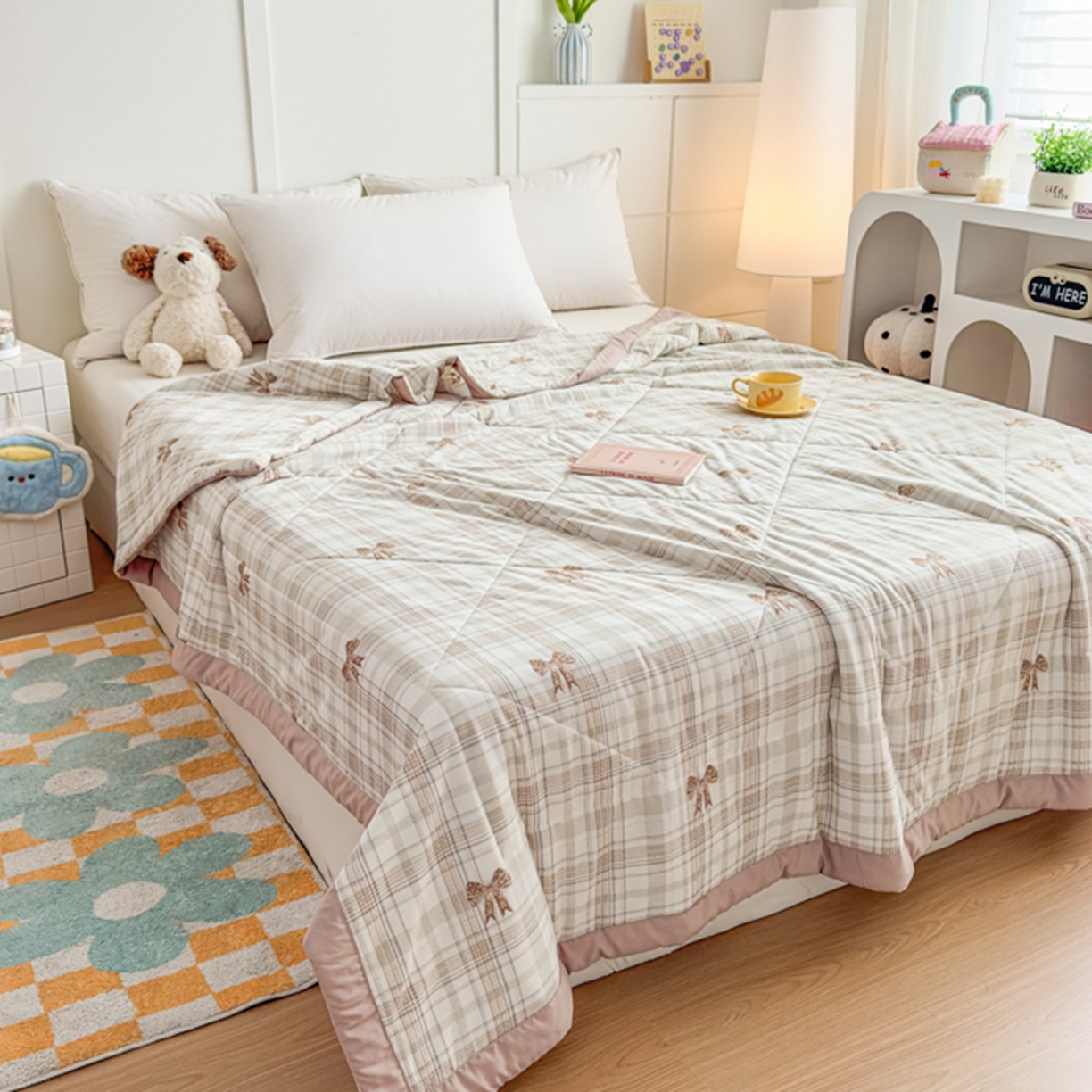 91家纺网 家纺一手货源 找家纺 帕拉美拉 2026新款A类印花冰凉丝凉感丝手包大宽边夏被 格纹蝴蝶结