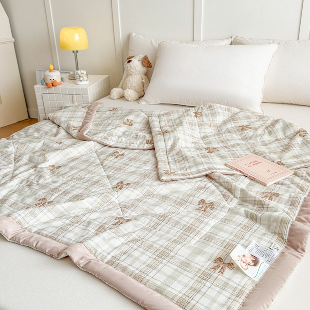 91家纺网 家纺一手货源 找家纺 帕拉美拉 2026新款A类印花冰凉丝凉感丝手包大宽边夏被 格纹蝴蝶结