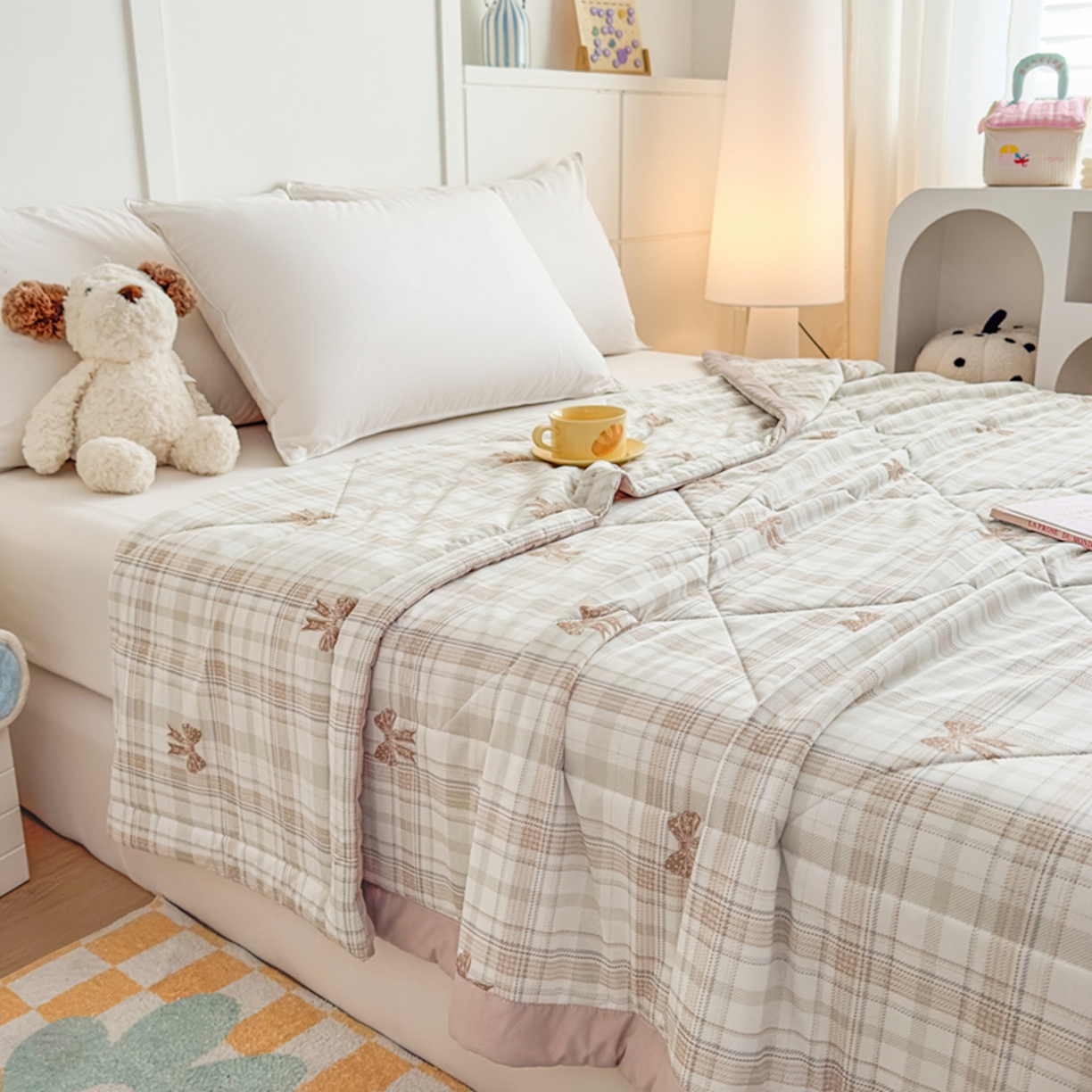 91家纺网 家纺一手货源 找家纺 帕拉美拉 2026新款A类印花冰凉丝凉感丝手包大宽边夏被 格纹蝴蝶结