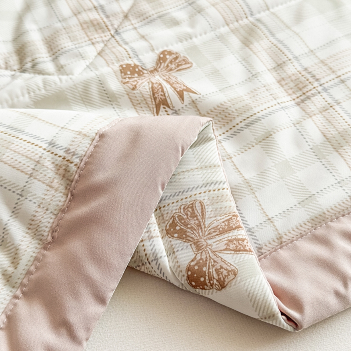 91家纺网 家纺一手货源 找家纺 帕拉美拉 2026新款A类印花冰凉丝凉感丝手包大宽边夏被 格纹蝴蝶结