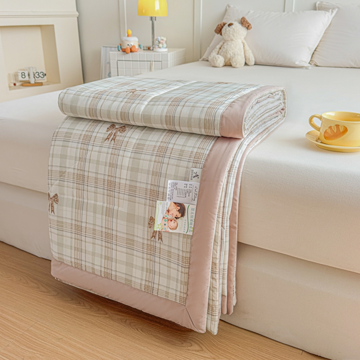 91家纺网 家纺一手货源 找家纺 帕拉美拉 2026新款A类印花冰凉丝凉感丝手包大宽边夏被 格纹蝴蝶结