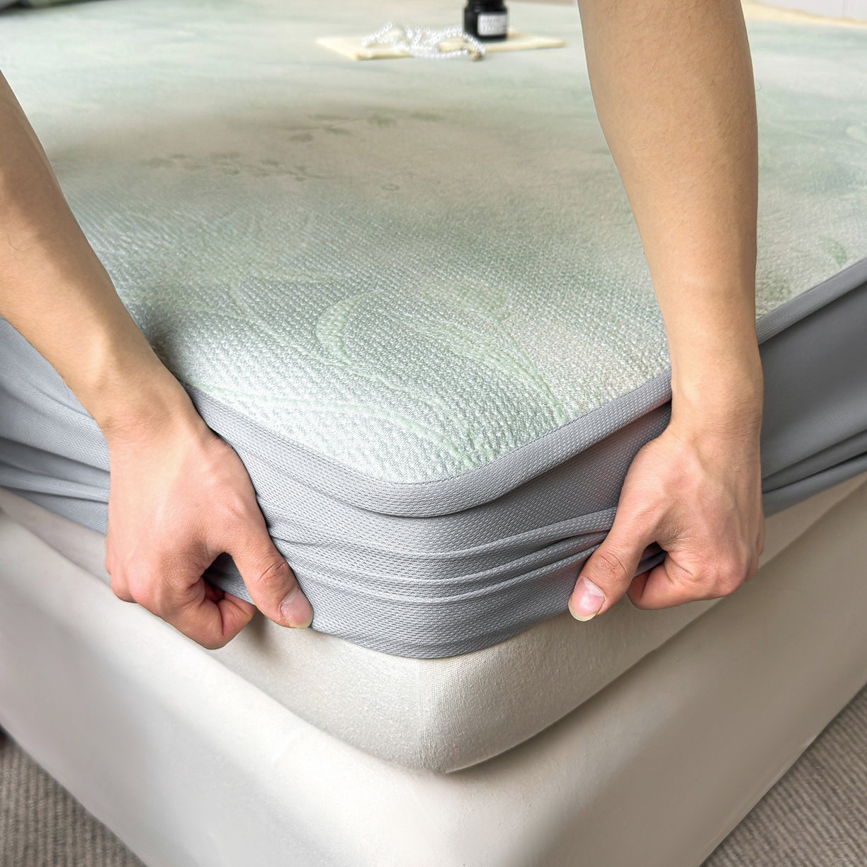 91家纺网 家纺一手货源 找家纺 柔品 2026春夏新款PE中分子床笠款凉席席子 巴黎印象 绿