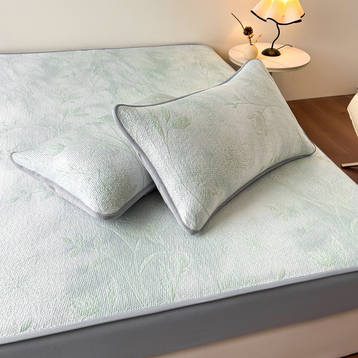 91家纺网 家纺一手货源 找家纺 柔品 2026春夏新款PE中分子床笠款凉席席子 巴黎印象 绿