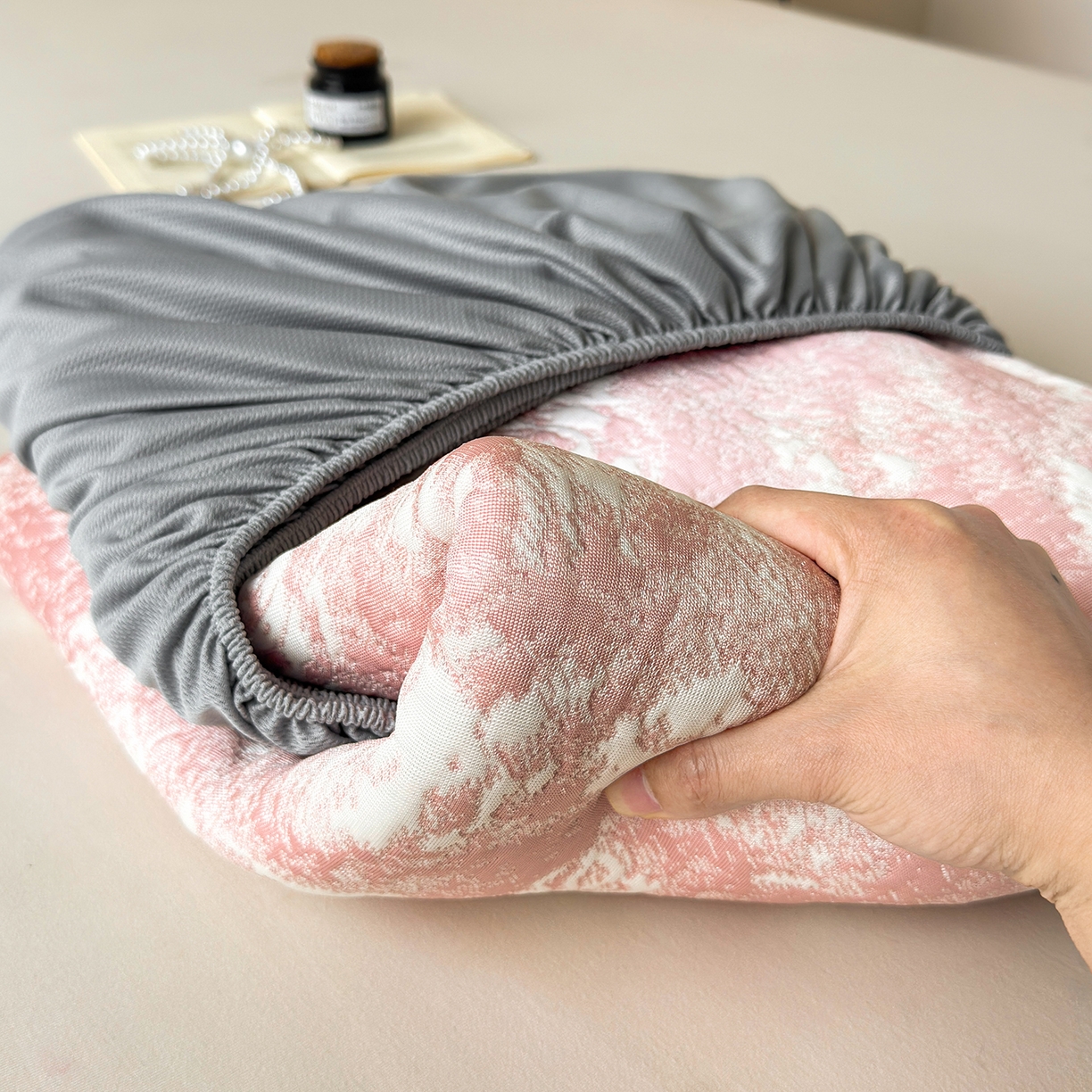 91家纺网 家纺一手货源 找家纺 柔品 2026春夏新款PE中分子床笠款凉席席子 梦里繁花 粉