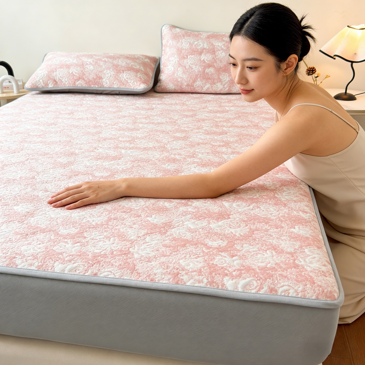 91家纺网 家纺一手货源 找家纺 柔品 2026春夏新款PE中分子床笠款凉席席子 梦里繁花 粉