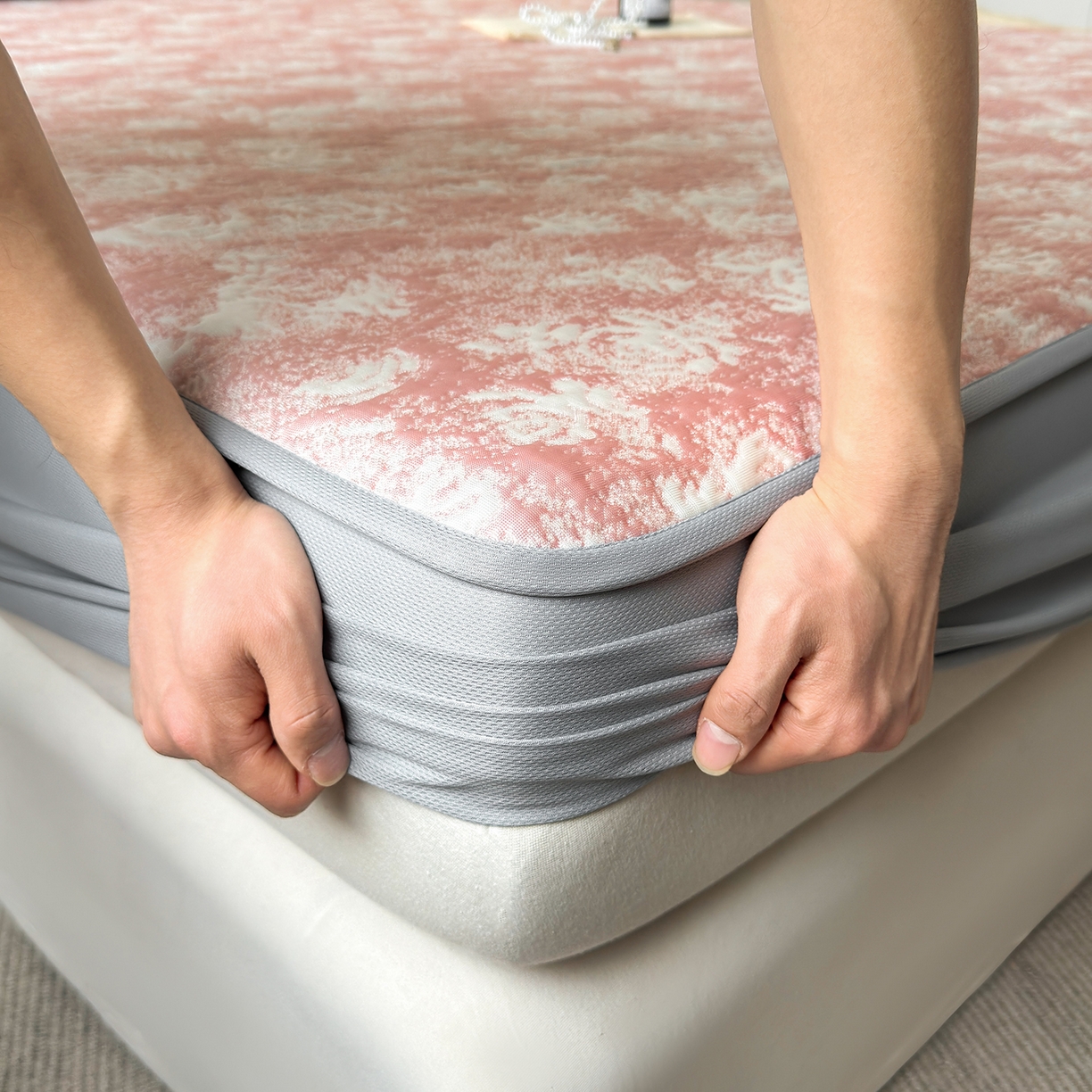 91家纺网 家纺一手货源 找家纺 柔品 2026春夏新款PE中分子床笠款凉席席子 梦里繁花 粉