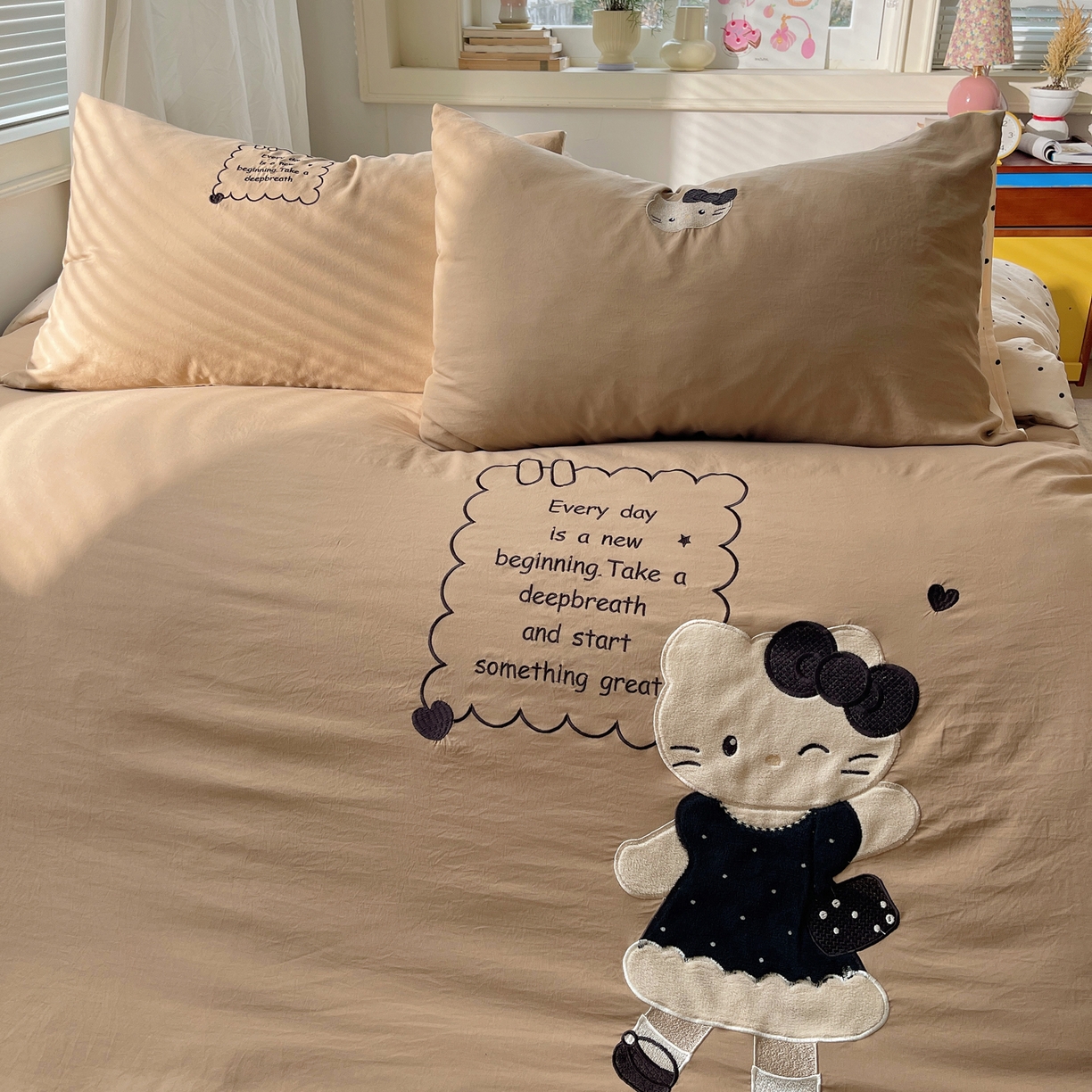 91家纺网 家纺一手货源 找家纺 贝扬思家纺 2026春夏新款云朵贴布绣绣花四件套 小猫来喽