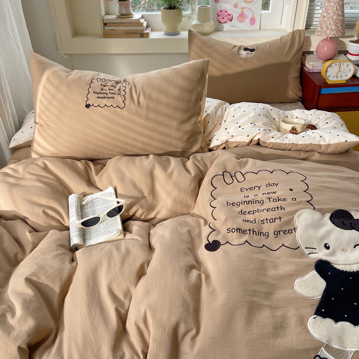 91家纺网 家纺一手货源 找家纺 贝扬思家纺 2026春夏新款云朵贴布绣绣花四件套 小猫来喽