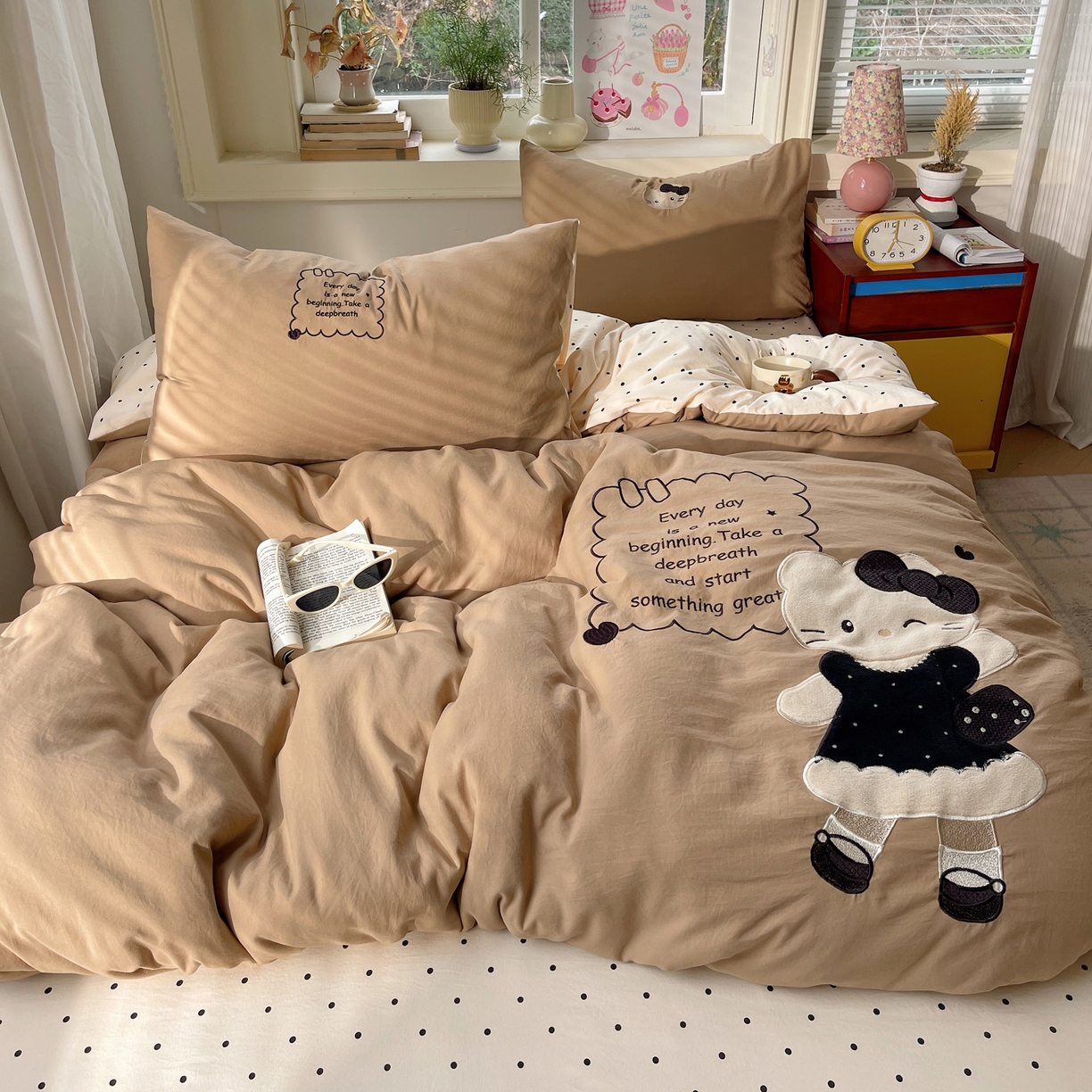 91家纺网 家纺一手货源 找家纺 贝扬思家纺 2026春夏新款云朵贴布绣绣花四件套 小猫来喽