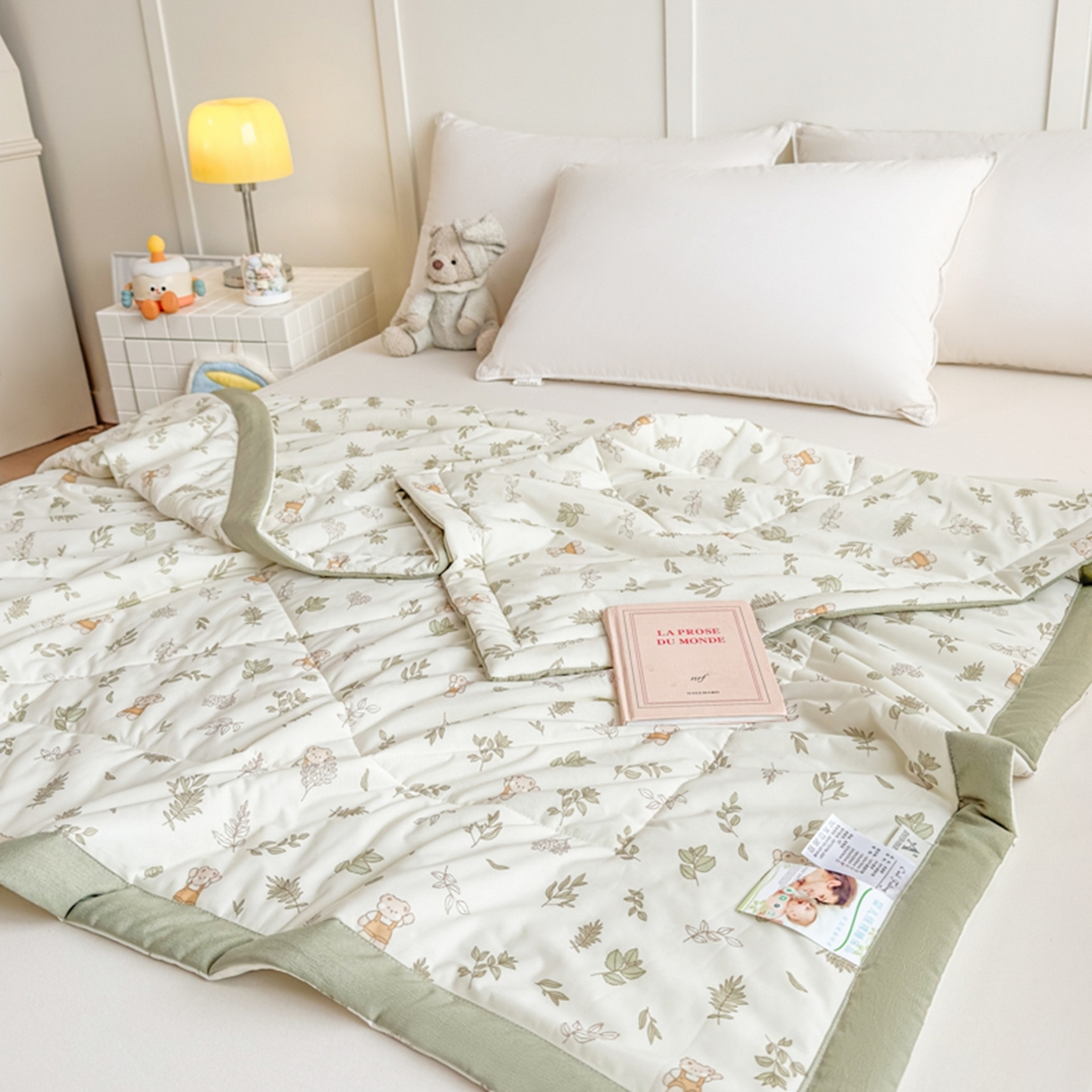 91家纺网 家纺一手货源 找家纺 帕拉美拉 2026新款A类印花冰凉丝凉感丝手包大宽边夏被 林间小熊