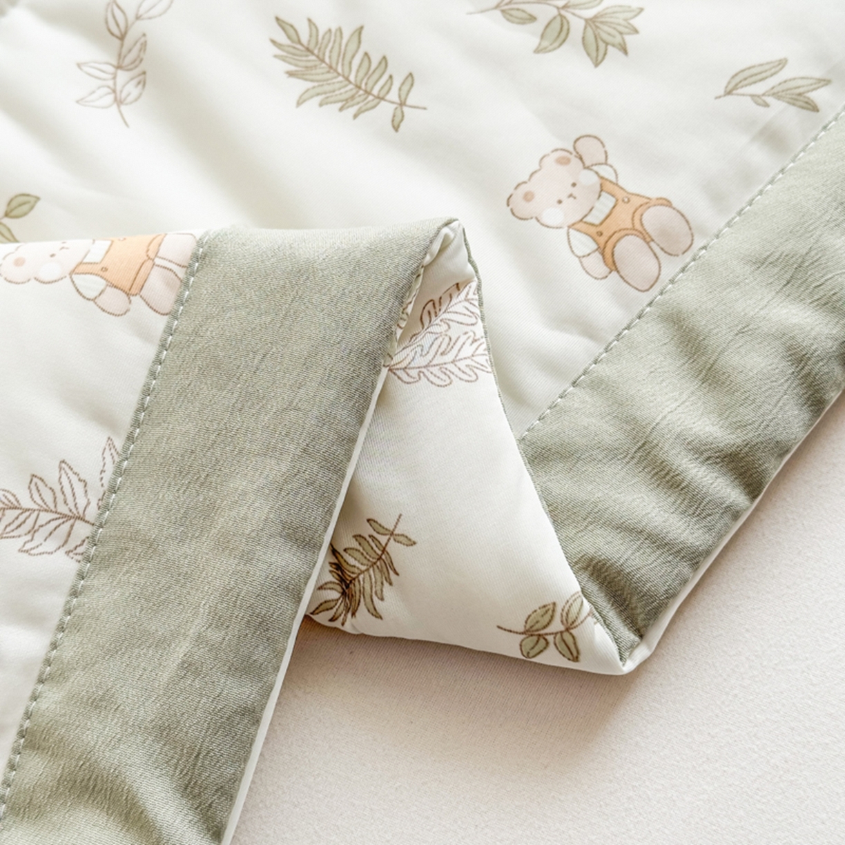 91家纺网 家纺一手货源 找家纺 帕拉美拉 2026新款A类印花冰凉丝凉感丝手包大宽边夏被 林间小熊