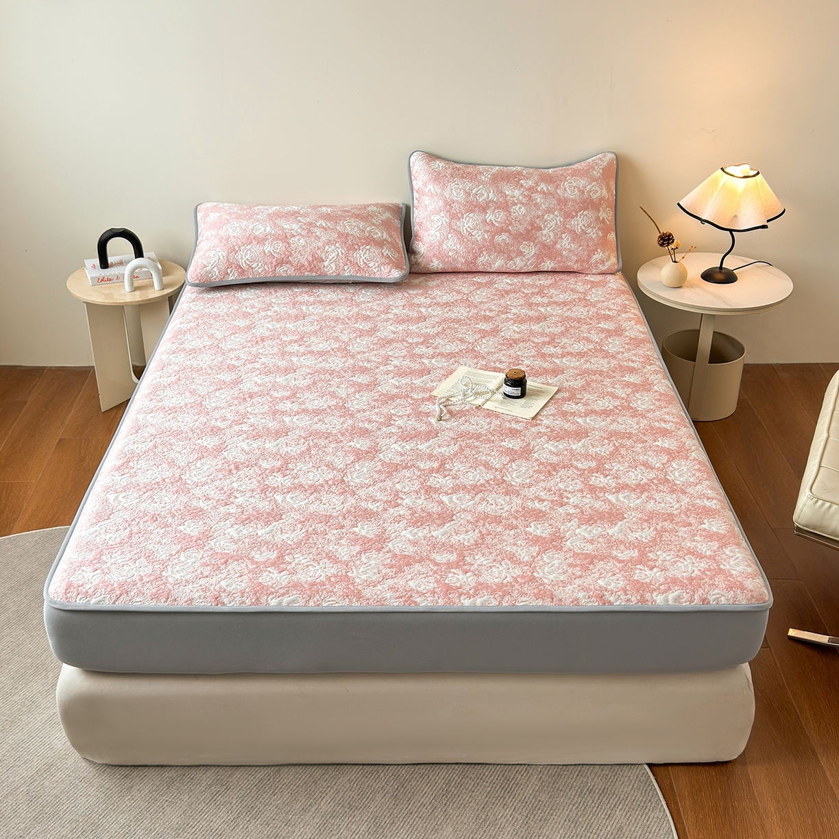 91家纺网 家纺一手货源 找家纺 柔品 2026春夏新款PE中分子床笠款凉席席子 梦里繁花 粉