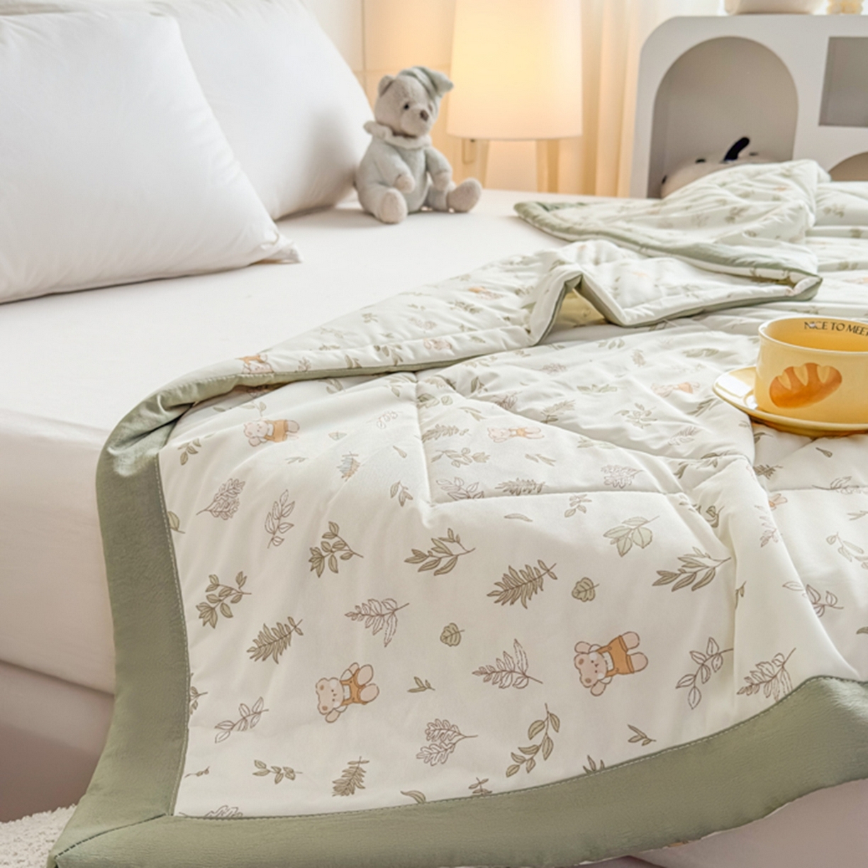 91家纺网 家纺一手货源 找家纺 帕拉美拉 2026新款A类印花冰凉丝凉感丝手包大宽边夏被 林间小熊