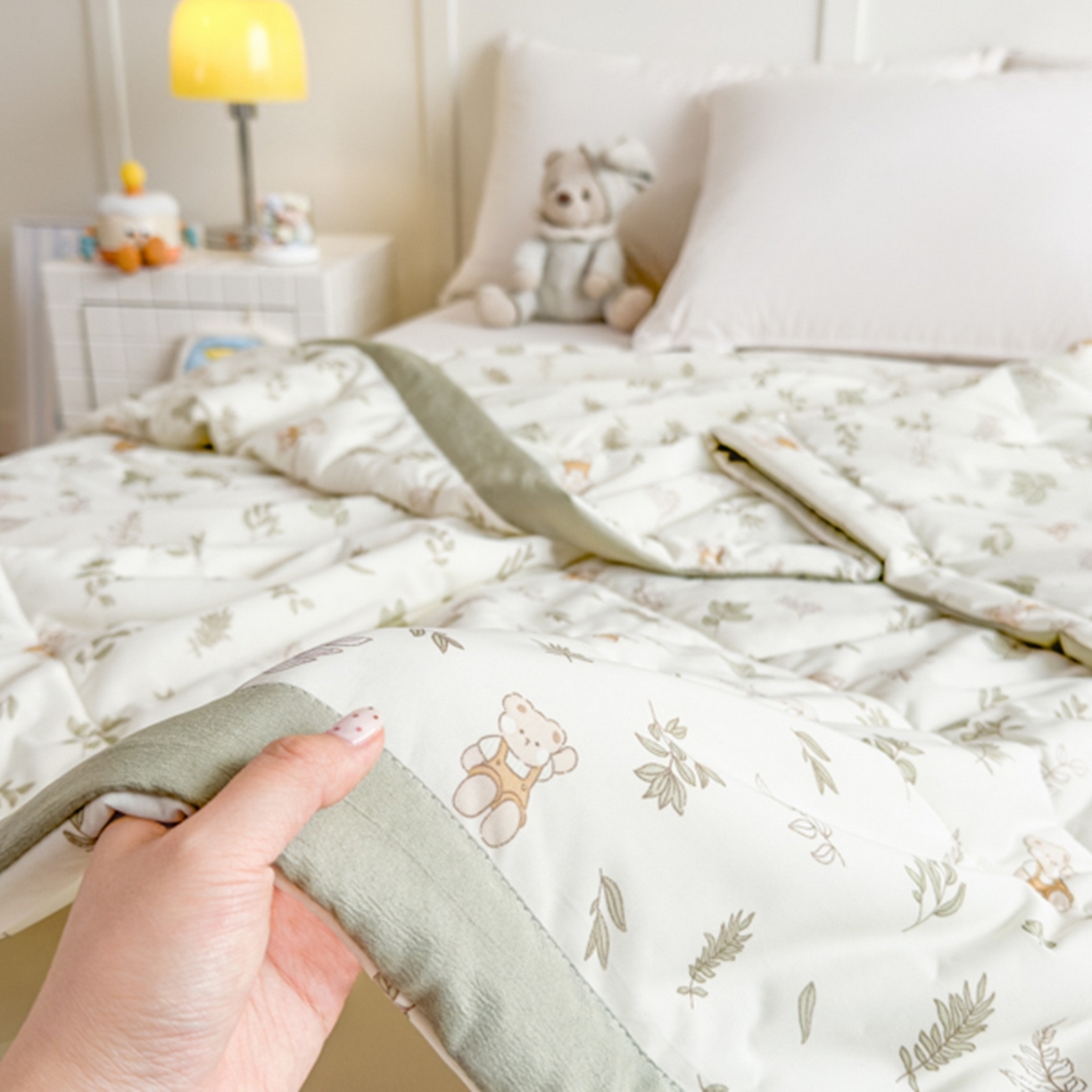 91家纺网 家纺一手货源 找家纺 帕拉美拉 2026新款A类印花冰凉丝凉感丝手包大宽边夏被 林间小熊