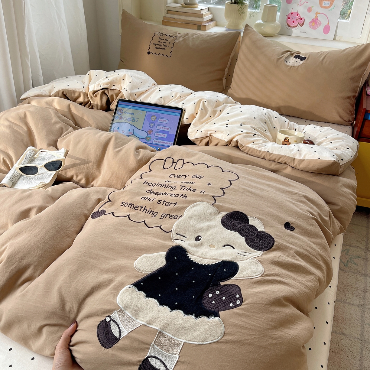 91家纺网 家纺一手货源 找家纺 贝扬思家纺 2026春夏新款云朵贴布绣绣花四件套 小猫来喽