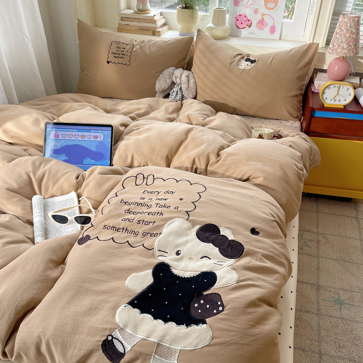 91家纺网 家纺一手货源 找家纺 贝扬思家纺 2026春夏新款云朵贴布绣绣花四件套 小猫来喽