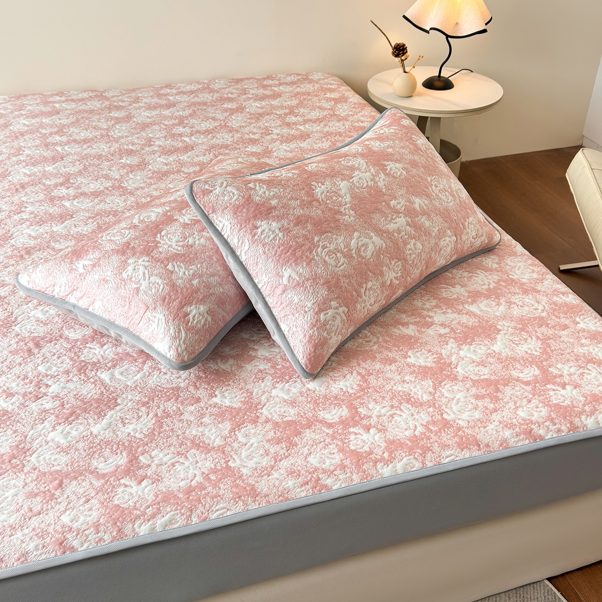 91家纺网 家纺一手货源 找家纺 柔品 2026春夏新款PE中分子床笠款凉席席子 梦里繁花 粉