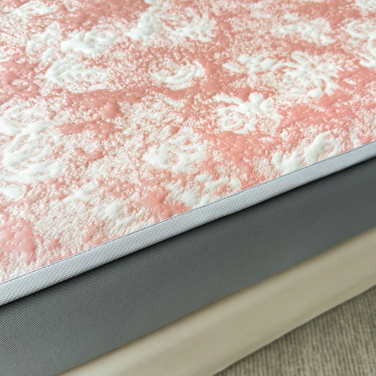 91家纺网 家纺一手货源 找家纺 柔品 2026春夏新款PE中分子床笠款凉席席子 梦里繁花 粉