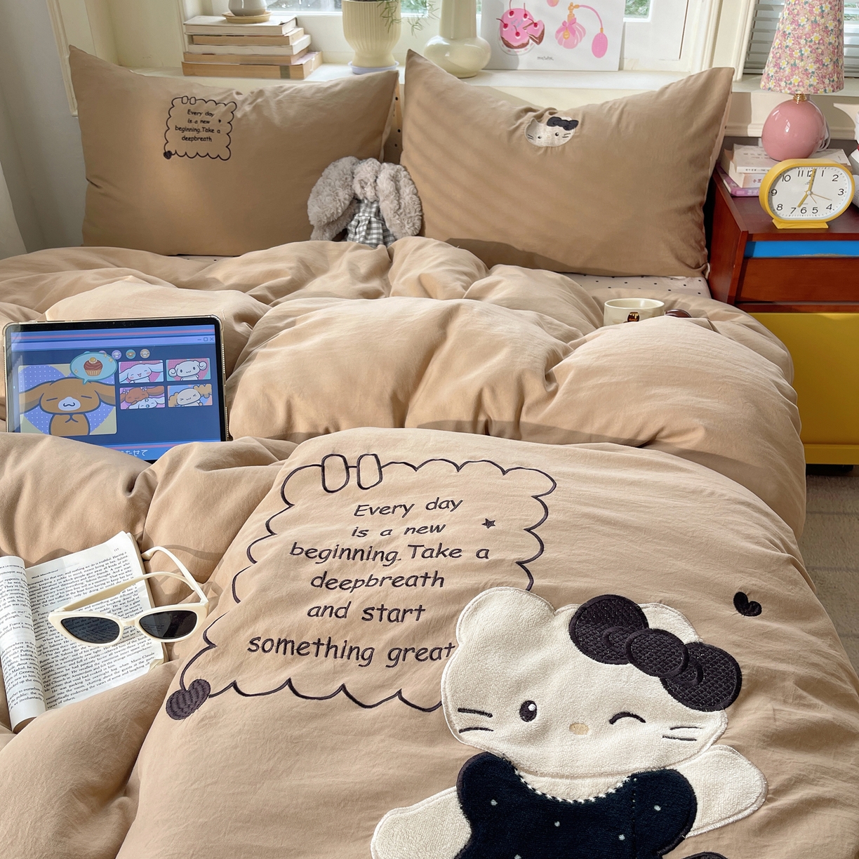 91家纺网 家纺一手货源 找家纺 贝扬思家纺 2026春夏新款云朵贴布绣绣花四件套 小猫来喽