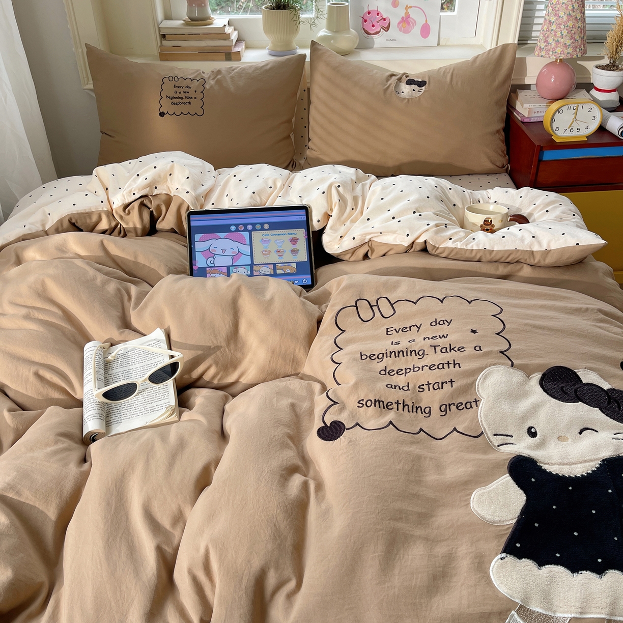 91家纺网 家纺一手货源 找家纺 贝扬思家纺 2026春夏新款云朵贴布绣绣花四件套 小猫来喽